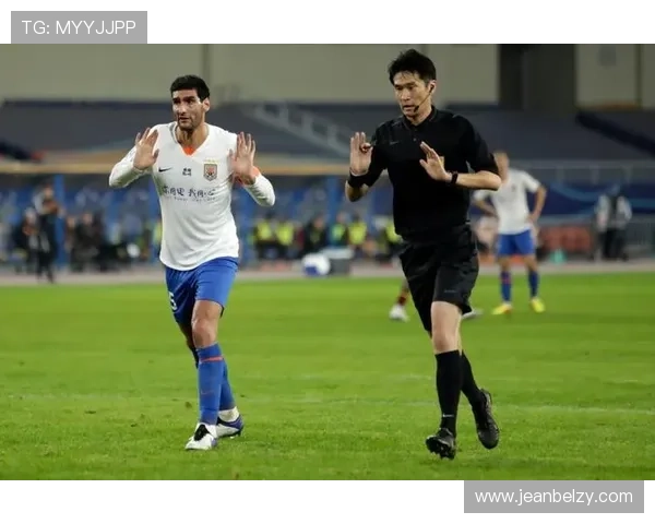 袁甲评艾堃蓉城第一球争议与费莱尼事件惊人相似引发热议